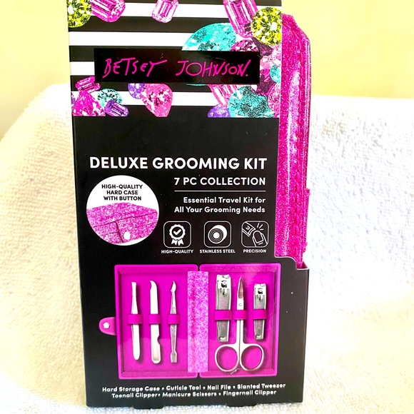 Betsey Johnson Deluxe Manicure Nail Grooming Kit, a 7-piece collection NEW - Picture 1 of 7